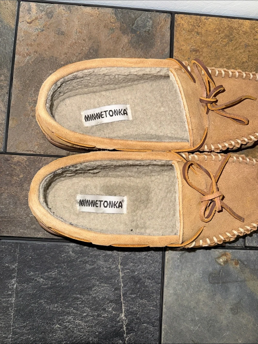 Minnetonka Mens Tan Leather Faux Fur Lined Moccasin Slippers 41321 Size 10M